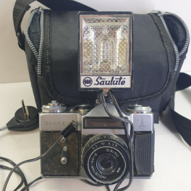 Фотоаппарат "Зенит-Е" в сумке со вспышками "Saulute" и "Unomat B24", работает "Unomat B24", СССР. Картинка 2